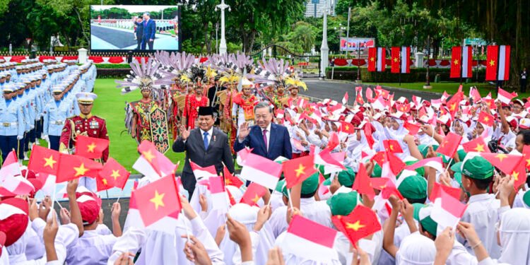 Upacara Kenegaraan Sambut Kedatangan Sekjen PKV Tô Lâm di Istana Merdeka Jakarta