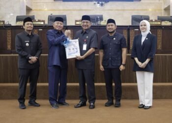 Gubernur Kalsel Sampaikan LKPj 2024 dalam Rapat Paripurna DPRD