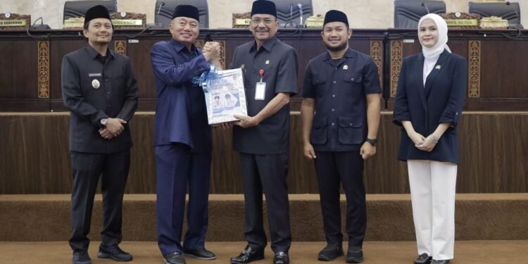 Gubernur Kalsel Sampaikan LKPj 2024 dalam Rapat Paripurna DPRD