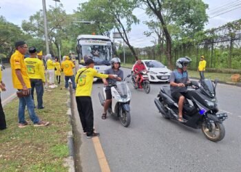 Berkah Ramadan! LKB Tanah Bumbu bagi Ribuan Takjil ke Warga