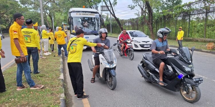 Berkah Ramadan! LKB Tanah Bumbu bagi Ribuan Takjil ke Warga