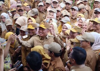 Gubernur, Wagub, dan Sekda Kalsel Berbaur Bersama Pegawai Usai Apel Bersama