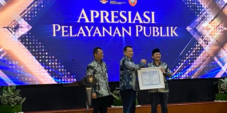 Gubernur Kalsel Raih Penghargaan Pelayanan Publik Predikat Prima