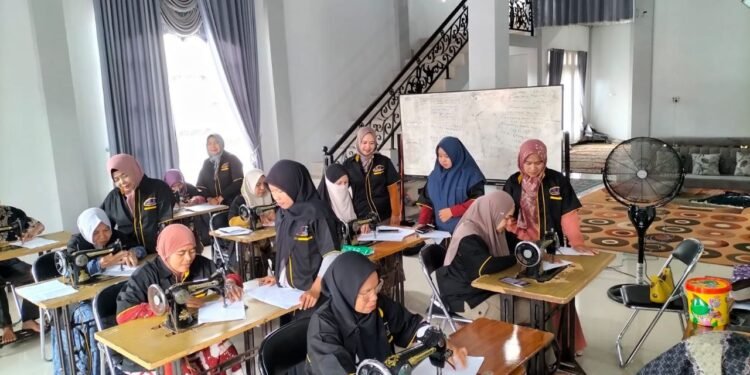 Tingkatkan Daya Saing, Pemprov Kalsel Laksanakan Mobile Training Unit Menjahit Di Kabupaten HSU