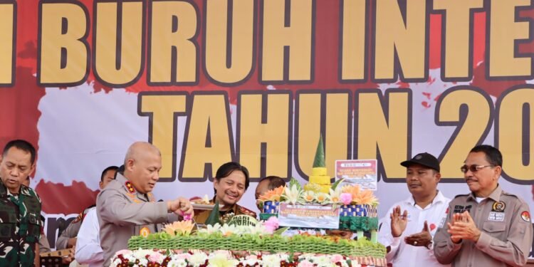 Pasar Murah Pemprov Kalsel dan Polda, Sediakan 1.000 Paket Sembako untuk Buruh dan Keluarga Pekerja
