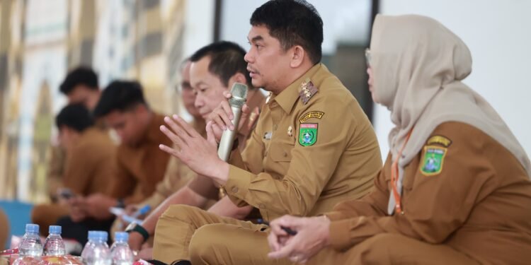 Perbaikan Kantor Bupati, Bang Arul Pimpin Rapat Koordinasi Camat di Ruang Terbuka