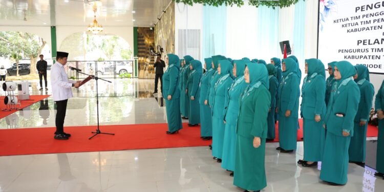 Bupati Andi Rudi Latif Kukuhkan Ketua dan Lantik Pengurus TP PKK Tanah Bumbu 2025-2030