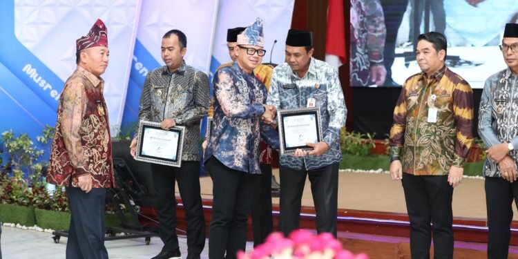 Tanah Bumbu Terima Penghargaan Terbaik Ketiga Tingkat Keselarasan Tertinggi RPJPD