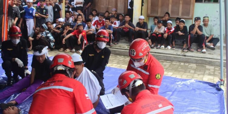 BPBD Tanah Bumbu Gelar Aksi Sosialisasi dan Simulasi Evakuasi Mandiri di Ponpes Al Asmaul Husna