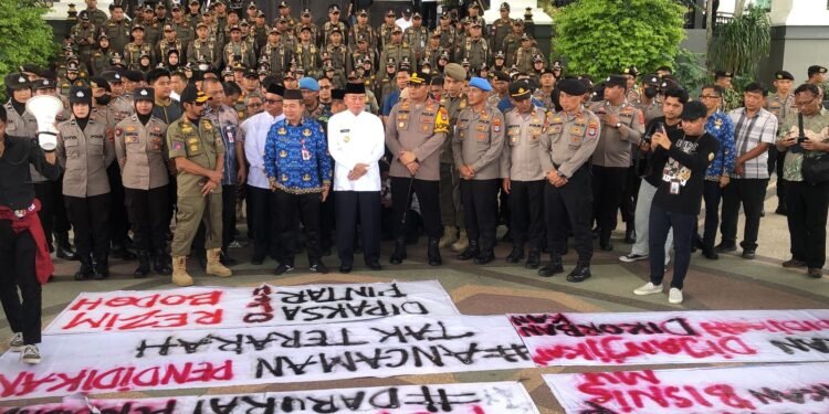 Gubernur Muhidin Temui Aliansi BEM se-Kalsel yang Sampaikan Lima Poin Tuntutan di Sektor Pendidikan