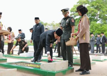 Bupati Tanah Bumbu Ziarah ke Makam Pahlawan