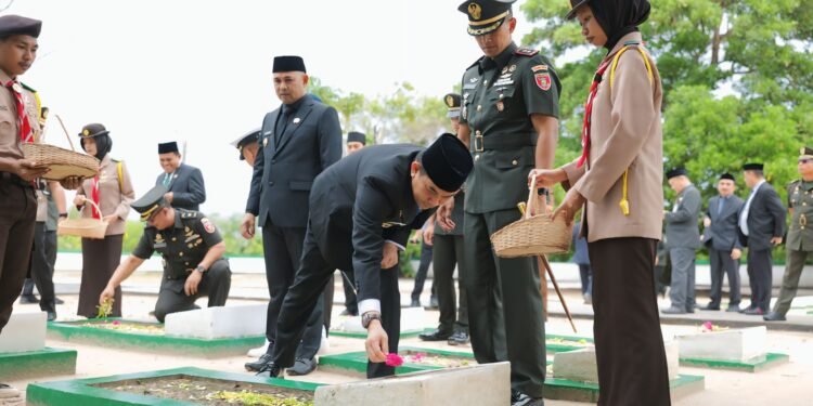 Bupati Tanah Bumbu Ziarah ke Makam Pahlawan