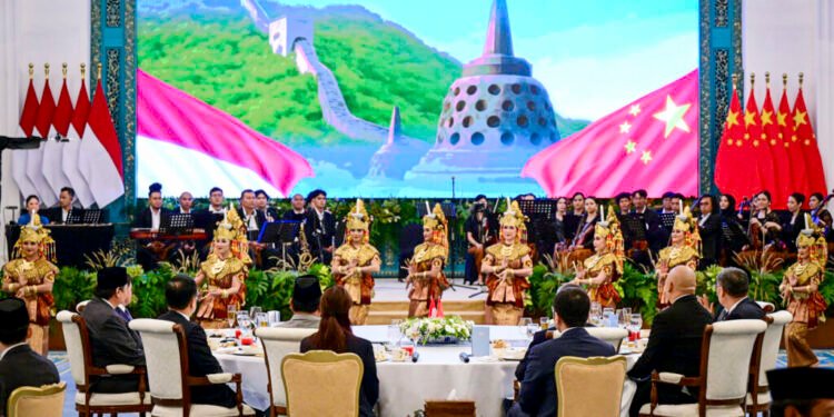 Presiden Prabowo Jamu Premier Li Qiang dalam Santap Resmi Penuh Kehangatan dan Seni Budaya di Istana Negara
