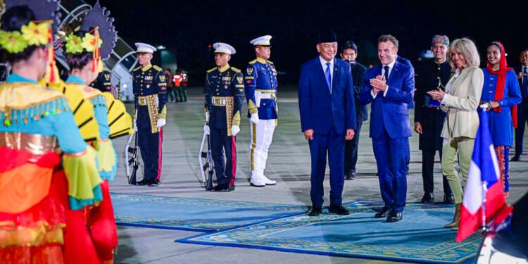 Presiden Macron Tiba di Jakarta, Apresiasi Keindahan Indonesia dan Persahabatan dengan Presiden Prabowo