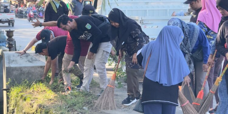 Aksi Bersih di Jalan Kodeco: Pemkab Tanah Bumbu Wujudkan Lingkungan Sehat dan Nyaman