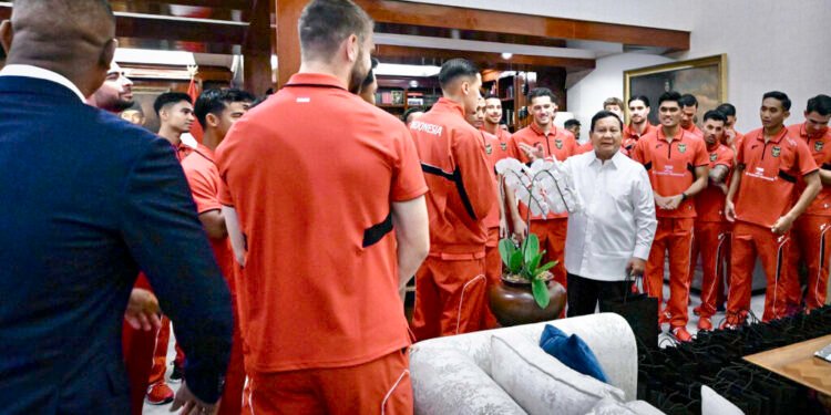 Hangat dan Penuh Kekeluargaan, Presiden Prabowo Sambut Timnas Sepak Bola di Kertanegara