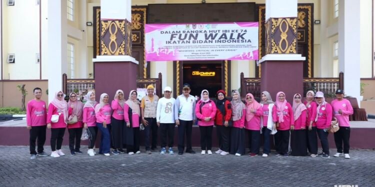 IBI Kalsel Gelar Fun Walk Serentak Peringati HUT ke-74 dan Hari Bidan Sedunia