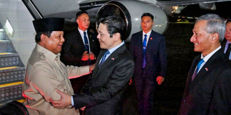 Tiba di Singapura, Presiden Prabowo Disambut Langsung oleh PM Lawrence Wong