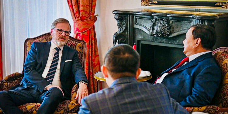 Transit di Praha, Presiden Prabowo Terima Kunjungan PM Ceko Petr Fiala