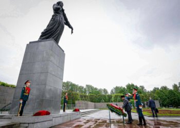 Presiden Prabowo Subianto Letakkan Karangan Bunga di Piskarovskoye Memorial, Hormati Jutaan Korban Perang Dunia II