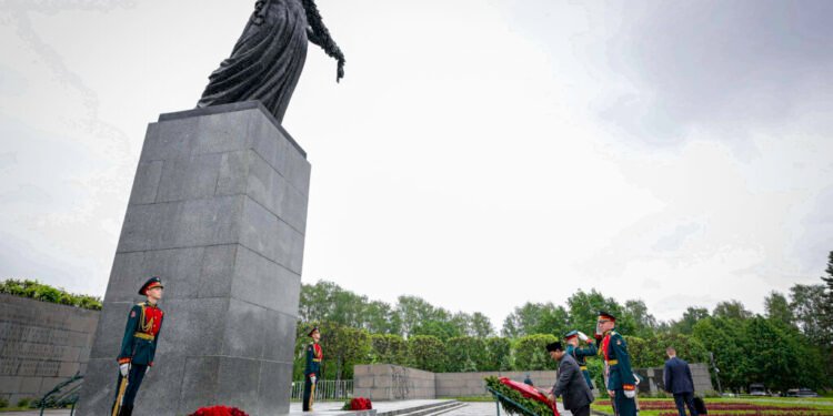 Presiden Prabowo Subianto Letakkan Karangan Bunga di Piskarovskoye Memorial, Hormati Jutaan Korban Perang Dunia II
