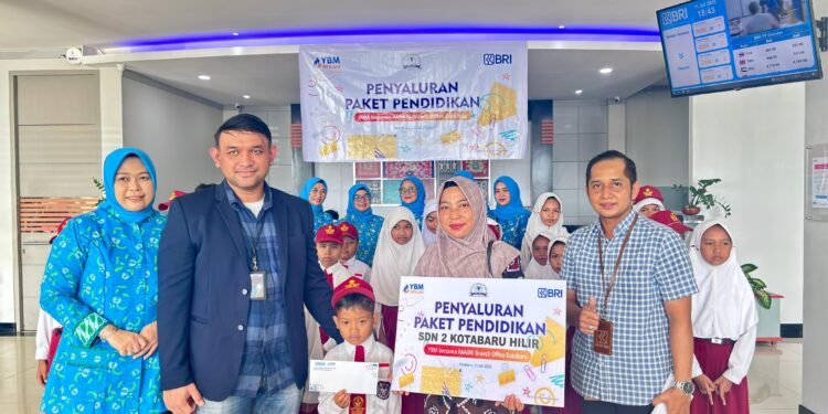 BRI Kotabaru Salurkan Paket Pendidikan untuk Siswa SDN 2 dan SDN 3 Kotabaru Hilir