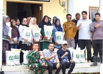 Pemkab Tanah Bumbu dan Bulog Salurkan Bantuan Pangan Beras di Desa Saring Sungai Bubu