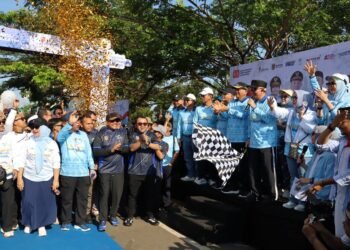 Ribuan Peserta Meriahkan Fun Walk Harjad ke-75 Kalsel dan HUT ke-80 RI, Gubernur Muhidin Serahkan Hadiah Umrah
