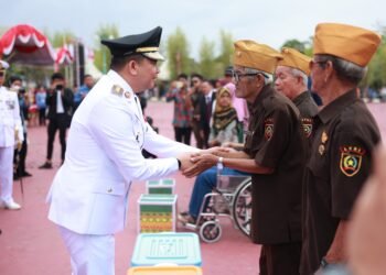 HUT ke-80 RI, Bupati Andi Rudi Latif Serahkan Berbagai Bantuan dan Penghargaan