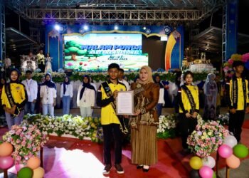 Forum Anak Daerah Saijaan Serahkan Plakat Suara Anak kepada Bunda Forum Anak Daerah Kotabaru