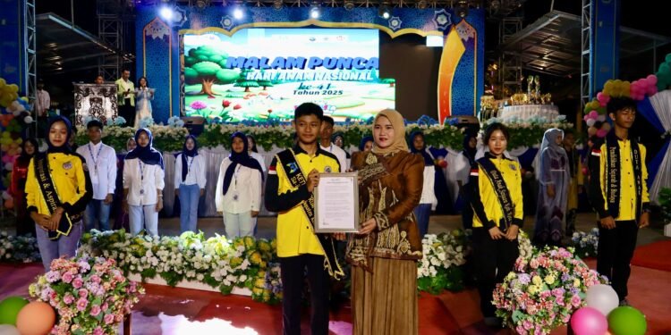 Forum Anak Daerah Saijaan Serahkan Plakat Suara Anak kepada Bunda Forum Anak Daerah Kotabaru