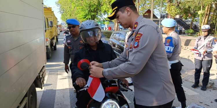Semarak Merah Putih, Polres Tanah Bumbu dan Polsek Jajaran Bagikan Ribuan Bendera