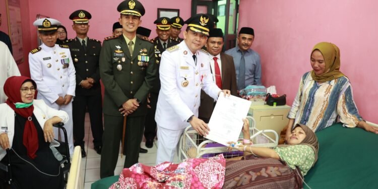 Bupati Andi Rudi Latif Kunjungi dan Gratiskan Pasien Melahirkan di RSUD pada 17 Agustus