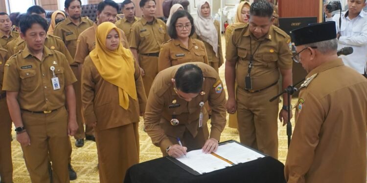 Bupati H. Muhammad Rusli Lantik Pejabat Administrator dan Pengawas Di Lingkungan Pemkab Kotabaru