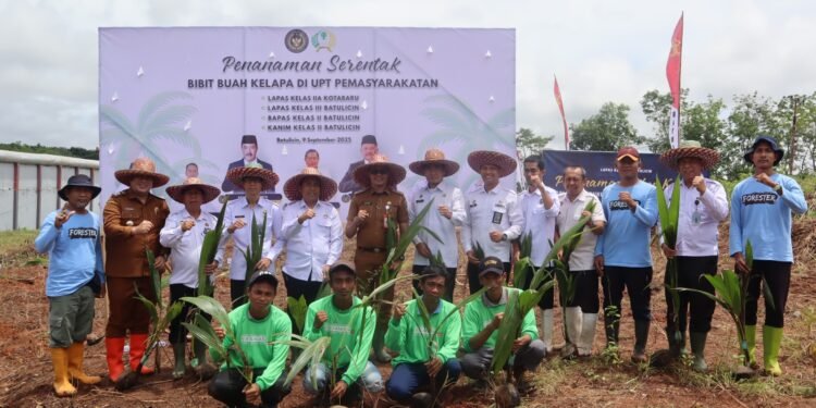 Dukung Ketahanan Pangan Nasional, Lapas Batulicin Laksanakan Penanaman Bibit Kelapa