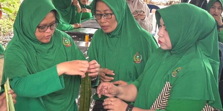 Kodim 1004 Kotabaru Gelar Pelatihan Anyaman Pandan Laut, Dorong Kreatifitas Anggota Persit Kartika Chandra Kirana