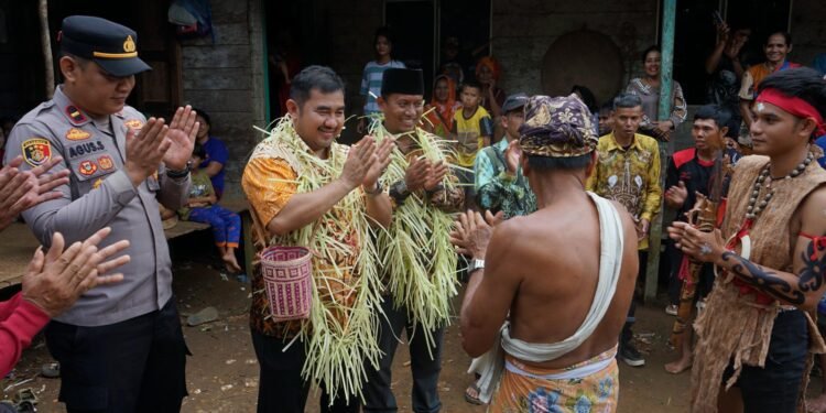 Pemkab. Kotabaru Hadiri Acara Adat Bawanang Desa Laburan, Perkuat Komitmen Lestarikan Budaya Dayak