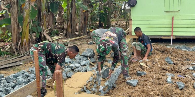 Semangat Kebersamaan, Satgas TMMD Pasang Pondasi RTLH Desa Rejosari