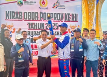 Pemkab Kotabaru Sambut Kirab Obor PORPROV XII Kalsel di Siring Laut,Kobarkan Semangat Sportivitas dan Persatuan
