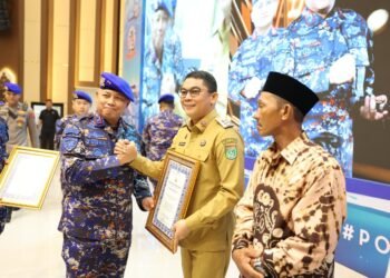 Bupati Tanah Bumbu Andi Rudi Latif Terima Penghargaan di HUT ke-75 Polairud