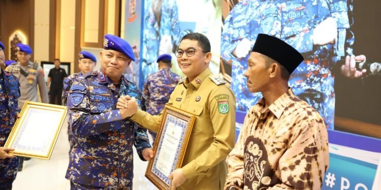 Bupati Tanah Bumbu Andi Rudi Latif Terima Penghargaan di HUT ke-75 Polairud