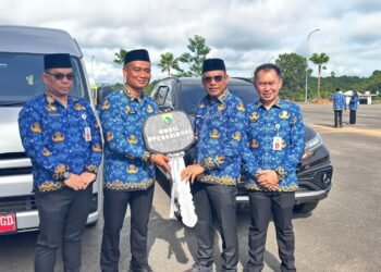 Pemkab Kotabaru Serahkan Dua Mobil Operasional untuk Perkuat Layanan Samsat