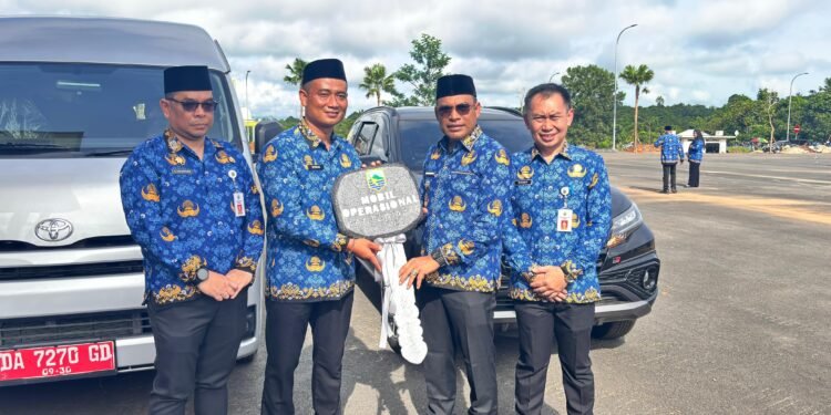 Pemkab Kotabaru Serahkan Dua Mobil Operasional untuk Perkuat Layanan Samsat