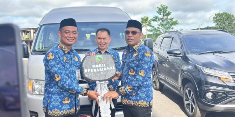 Pemkab Kotabaru Serahkan Dua Mobil Operasional untuk Perkuat Layanan Samsat