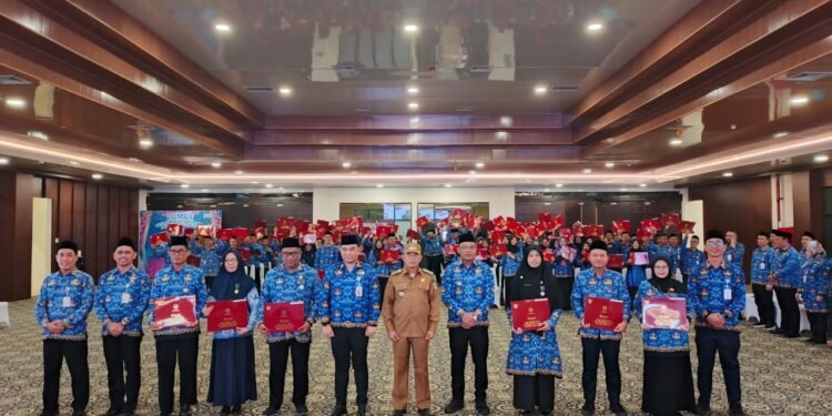 Bupati Kotabaru Sematkan Satyalancana Karya Satya untuk ASN dan Tali Asih Purna Bakti