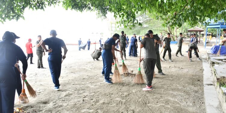 Lanal Kotabaru Ajak Masyarakat Jaga Kebersihan Pantai Gedambaan
