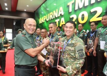 Kolaborasi Sukses! Bupati Tanah Bumbu Dianugerahi Penghargaan KSAD atas Dukungan TMMD, Dandim 1022 Raih Juara Nasional