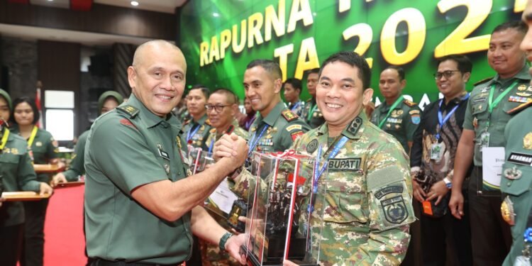 Kolaborasi Sukses! Bupati Tanah Bumbu Dianugerahi Penghargaan KSAD atas Dukungan TMMD, Dandim 1022 Raih Juara Nasional