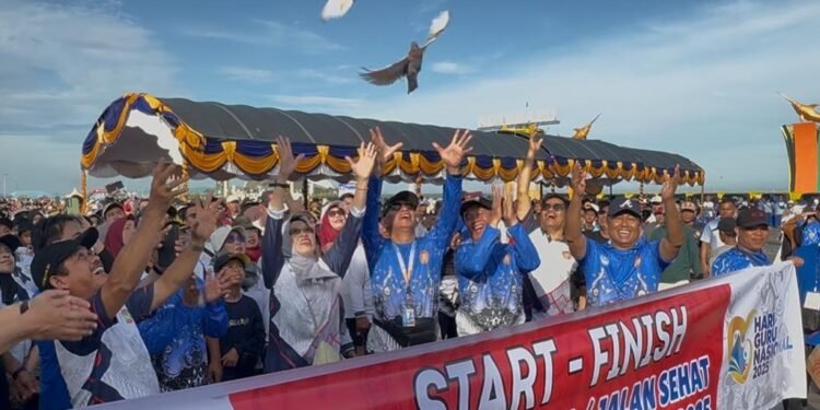 Ribuan Guru dan Pelajar Ramaikan Jalan Sehat HUT ke-80 PGRI dan HGN 2025 di Kotabaru