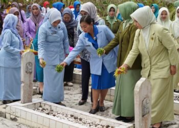 Peringati Hari Ibu ke-97, Pemkab Kotabaru Gelar Ziarah Makam Pahlawan